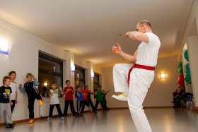 Übungsleiter Matthias Fischer nimmt den Kindern im Alter von sechs bis zwölf Jahren schon gleich zu Anfang des neuen Kurses "Kung Fu für Kinder", die Illusion, sie würden wie Kinohelden in den Ring steigen. Der Kurs ist im Prinzip eine Sport- und Gymnastikstunde. Nur ein bisschen anders.